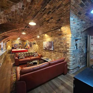 https://villa-the-armoury-stylish-ww1-bunker.edinburghhotelsuk.org