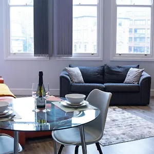 https://apt-spacious-in-city-centre-free-parking.hotelsin-nottingham.com